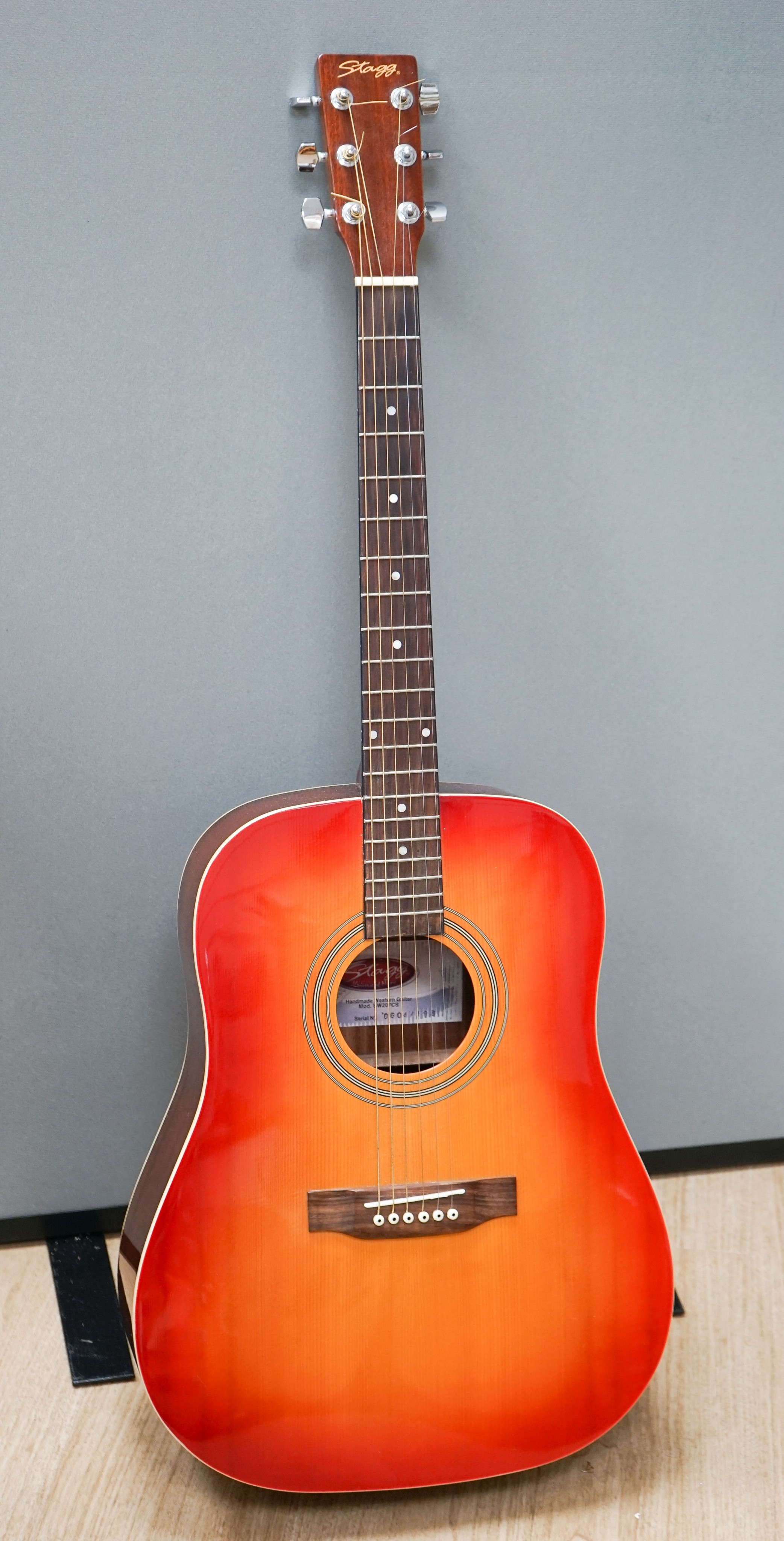 A Stagg Western series Cherry sunburst SUN 20 7CS seriel no:06047196